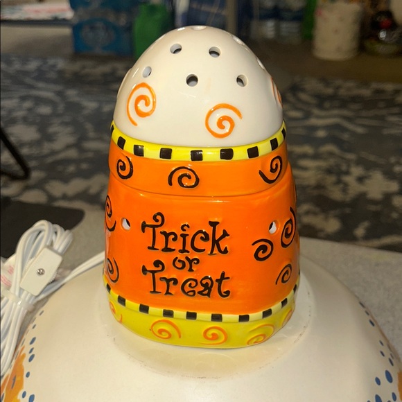 Scentsy Halloween candy corn ceramic  Swirl Warmer in Orange and Yellow Preloved - Picture 2 of 11
